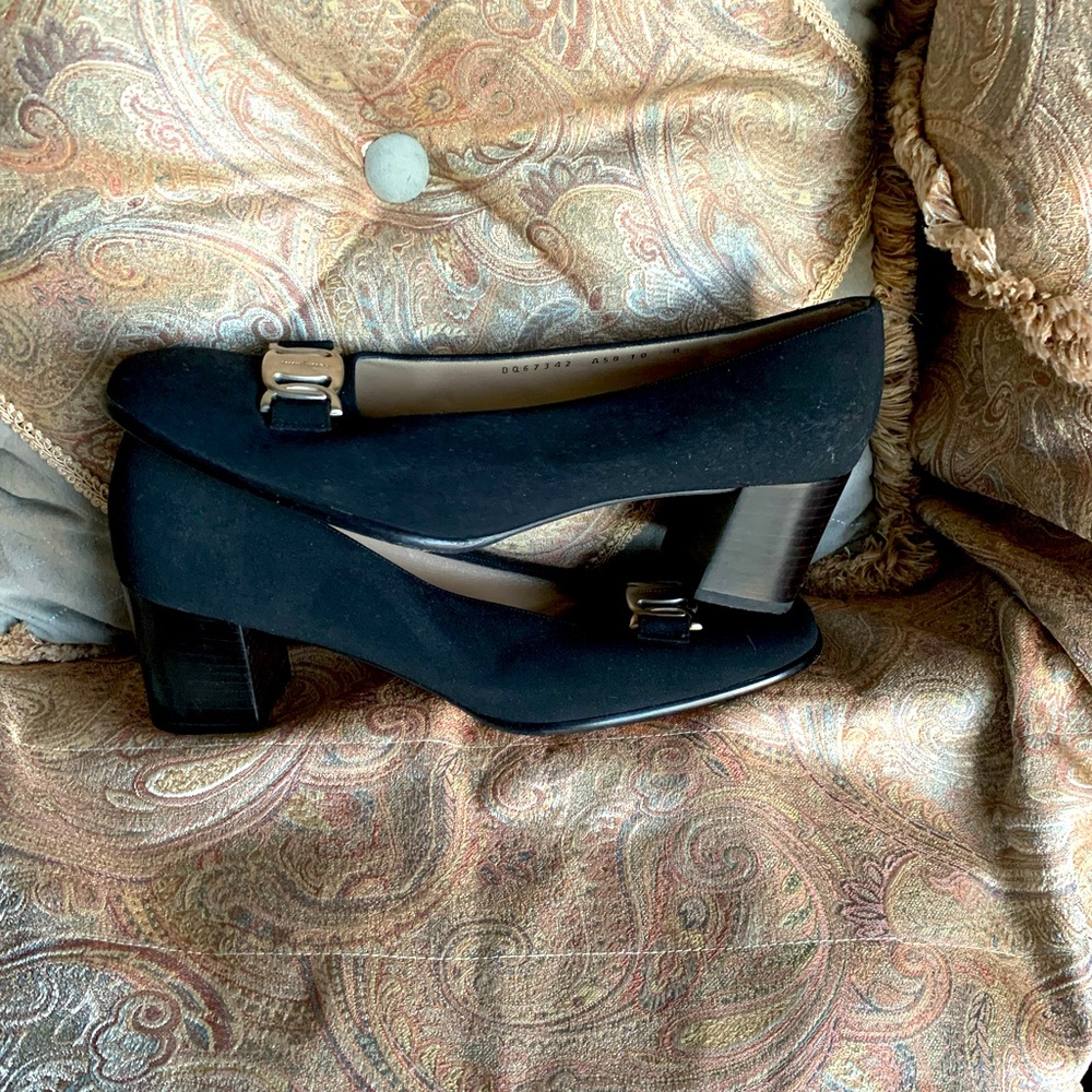 Salvatore Ferragamo size 10(US) black pumps.